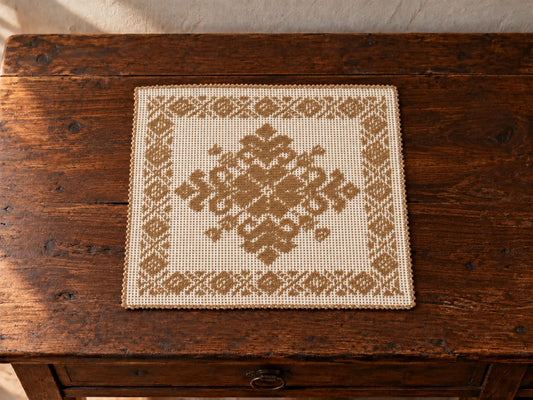 Tappetino-centrino sardo, cotone, lavorazione meccanica, decorazione giglio tortora, 35x35 cm