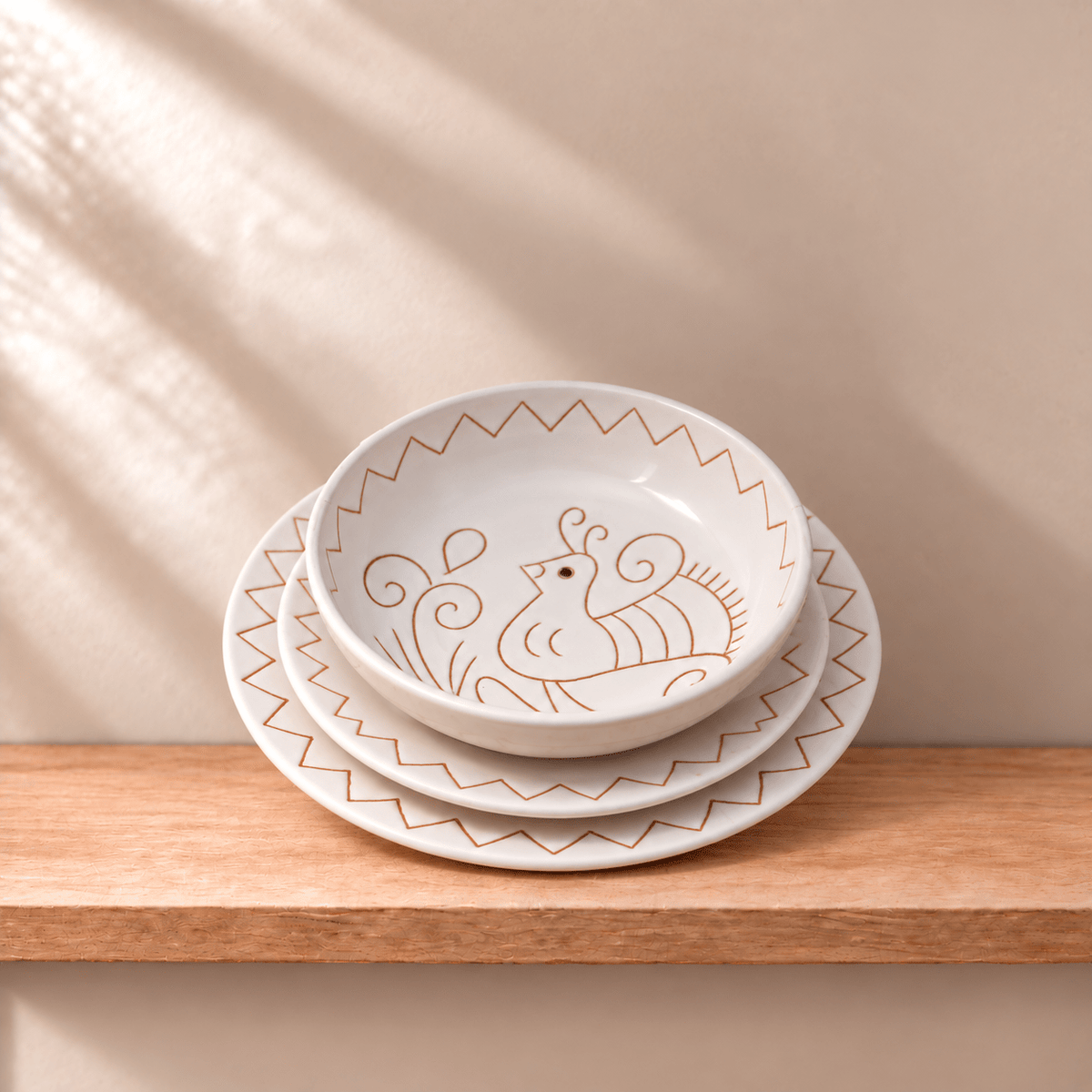 Set piatti con motivo pavoncella bianca - Artigianato Pasella