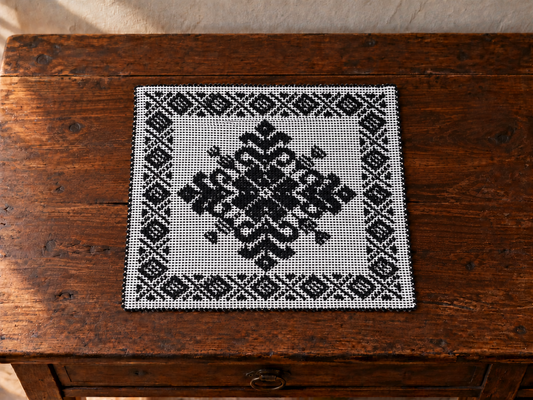 Tappetino- centrino sardo, cotone, lavorazione meccanica, decorazione giglio nero, 35x35 cm