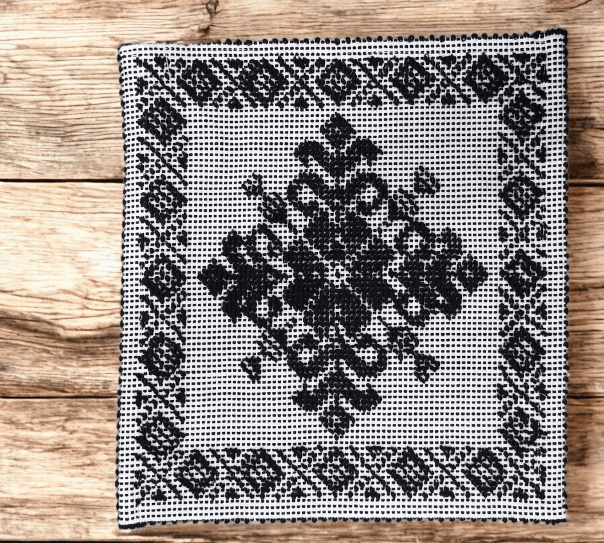 Tappetino - centrino sardo, cotone, lavorazione meccanica, decorazione giglio nero, 35x35 cm - Artigianato Pasella