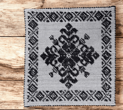 Tappetino - centrino sardo, cotone, lavorazione meccanica, decorazione giglio nero, 35x35 cm - Artigianato Pasella
