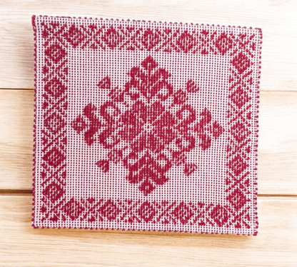 Tappetino - centrino sardo, cotone, lavorazione meccanica, decorazione giglio rossoo, 35x35 cm - Artigianato Pasella