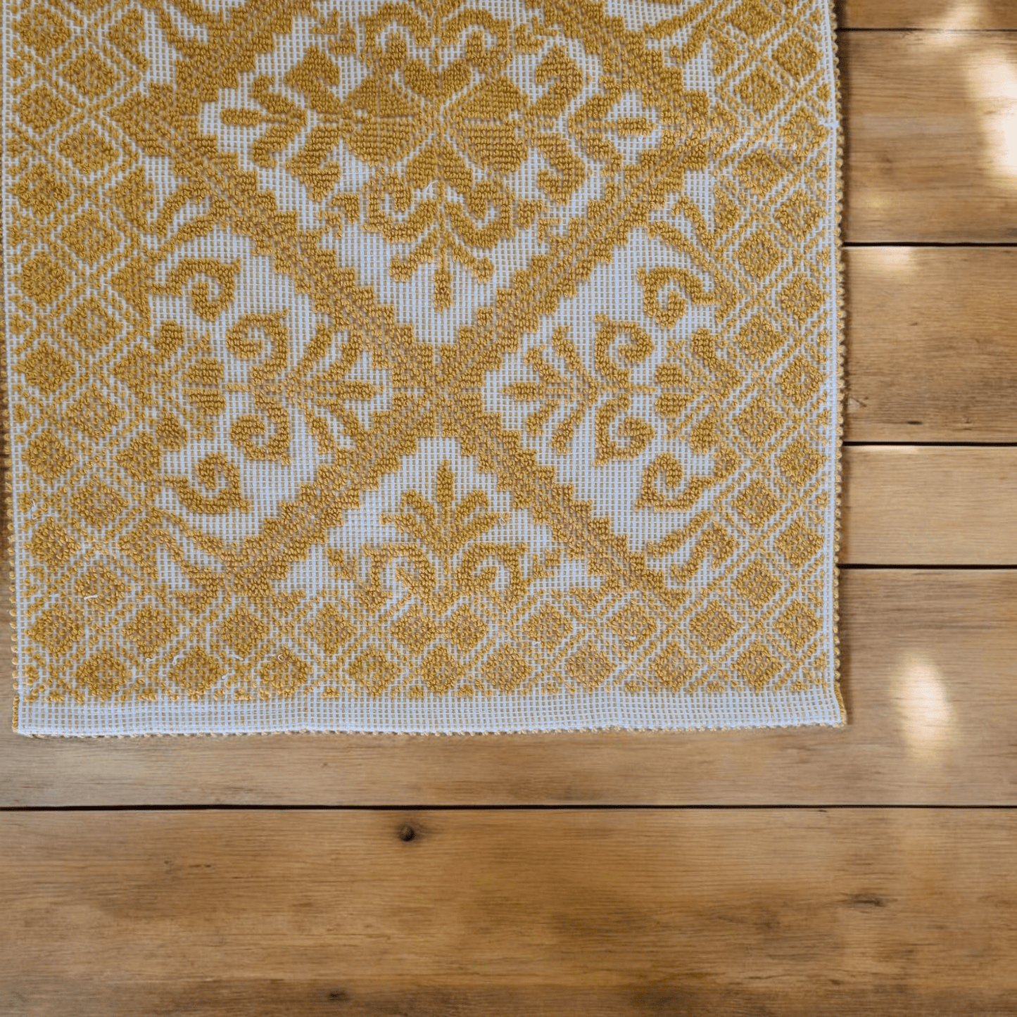 Tappeto sardo, lavorazione meccanica, decorazione giglio giallo e bianco, misura 55x140 - Artigianato Pasella